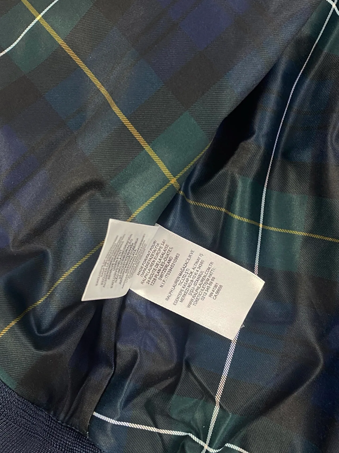 P306 💰Ralph Lauren/Ralph Lauren American vintage classic lapel old cadre retro jacket. Classic design. Timeless classic. The cotton fabric is thick and wide, showing a sense of vintage. The collar and cuffs are decorated with colorful plaid. It looks good on both men and women. Wear it as comfortable as you want. It focuses on relaxed retro YYDS. One piece for both men and women. An indispensable piece for autumn and winter. The most popular jacket at the moment. One hundred percent cotton twill is thick and thick, ⚠️correctly spaced red and green plaid lining, imported high-density embroidery. The Harrington jacket has a loose fit, is short and fat, and is super versatile. It is a clean fit and is suitable for both men and women. Color: Khaki Navy Black Size: M-XXL Size Length Bust Sleeve Length Shoulder Width M 67 110 61 L 68 114 62 XL 70 118 63 2XL 72 122 64
